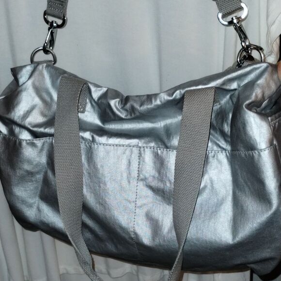 Kipling Bag Silver Shiny Metallic X-Large Crossbody W-9" x H-10" x 15" - Picture 4 of 16